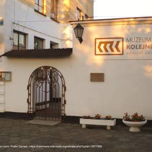 Muzeum Kolei Wąskotorowej w Sochaczewie - sochaczew muzeum kolei waskotorowej wejscie