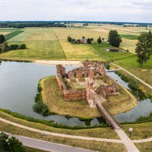 Zamek w Besiekierkach - zamek w besiekierach centralny luk turystyczny