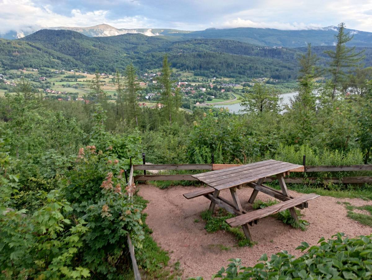 Góra Grodna (506 m n.p.m.) - lawa piknikowa na gorze grodna 2
