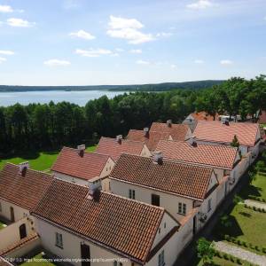 Pokamedulski Klasztor w Wigrach - widok na dziedziniec z eremami pokamedulski klasztor w wigrach 2