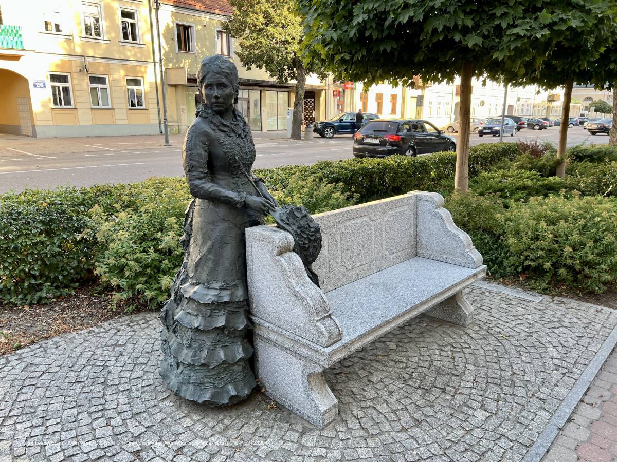 Ławeczka Marii Konopnickiej w Suwałkach - pomnik marii konopnickiej z laweczka w suwalkach przy ul kosciuszki