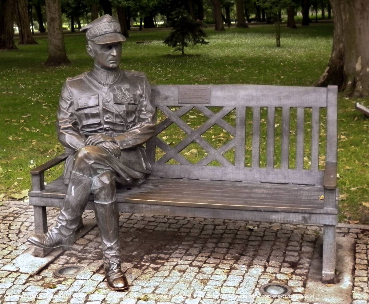 Ławeczka gen. Władysława Sikorskiego w Inowrocławiu - wladyslaw sikorski pomnik cropped