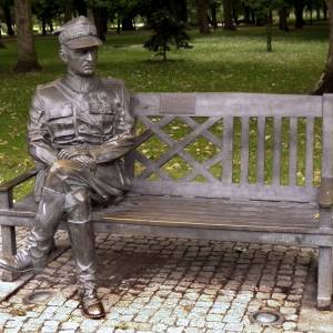 Ławeczka gen. Władysława Sikorskiego w Inowrocławiu - wladyslaw sikorski pomnik cropped