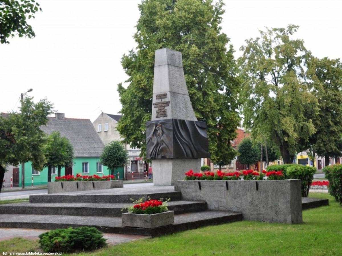 Pomnik ku czci ofiar II wojny światowej w Opatówku - pomnik ku czci ofiar ii wojny swiatowej w opatowku 1