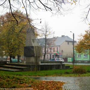 Pomnik ku czci ofiar II wojny światowej w Opatówku - rynek w opatowku w 2