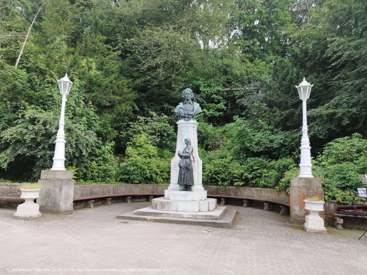 Pomnik Adama Mickiewicza w Krynicy-Zdroju - monument of mickiewicz in krynica zdroj poland