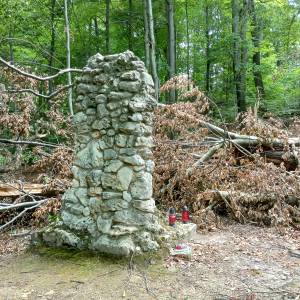 Obelisk majora Wrzoska w Złotym Potoku - symboliczna mogila majora wrzoska w zlotym potoku 10