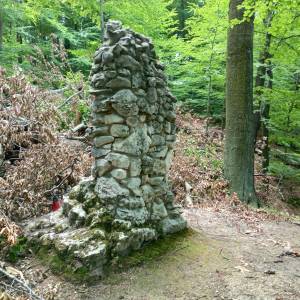 Obelisk majora Wrzoska w Złotym Potoku - symboliczna mogila majora wrzoska w zlotym potoku 12