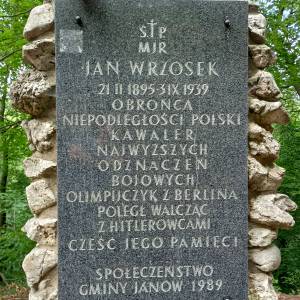 Obelisk majora Wrzoska w Złotym Potoku - symboliczna mogila majora wrzoska w zlotym potoku 7