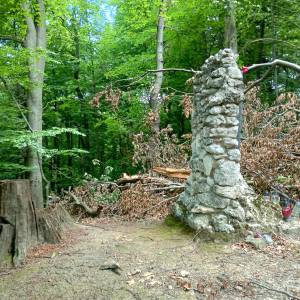 Obelisk majora Wrzoska w Złotym Potoku - symboliczna mogila majora wrzoska w zlotym potoku 8