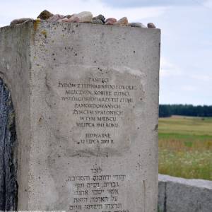 Pomnik pomordowanych Żydów w Jedwabnem - a 438 mogila pomnik na cmentarzu zydowskim 1941 jedwabne