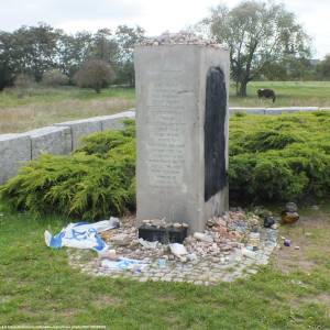 Pomnik pomordowanych Żydów w Jedwabnem - jedwabne pomnik na cmentarzu zydowskim