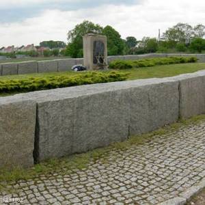 Pomnik pomordowanych Żydów w Jedwabnem - le memorial du pogrom de jedwabne