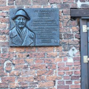 Tablica upamiętniająca Jana Frankowskiego w Kołobrzegu - kolobrzeg baszta lontowa tablica upamietniajaca honorowego obywatela jana frankowskiego