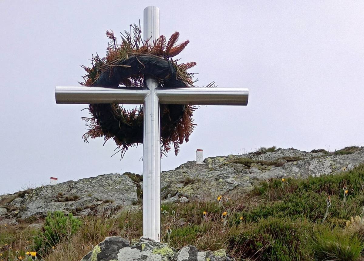 Krzyż upamiętniający czeskich ratowników górskich - krzyz upamietniajacy czeskich ratownikow gorskich 7