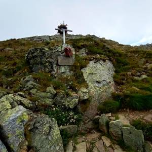 Krzyż upamiętniający czeskich ratowników górskich - krzyz upamietniajacy czeskich ratownikow gorskich 1
