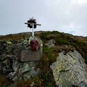 Krzyż upamiętniający czeskich ratowników górskich - krzyz upamietniajacy czeskich ratownikow gorskich 11