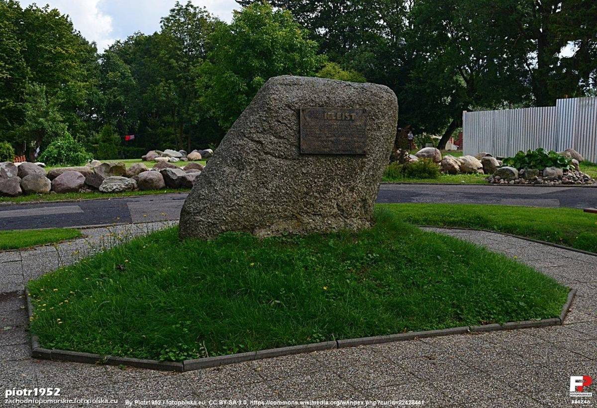 Głaz upamiętnający Ewalda von Kleista w Kamieniu Pomorskim - kamien pomorski pomnik ewalda von kleista fotopolska eu 334248