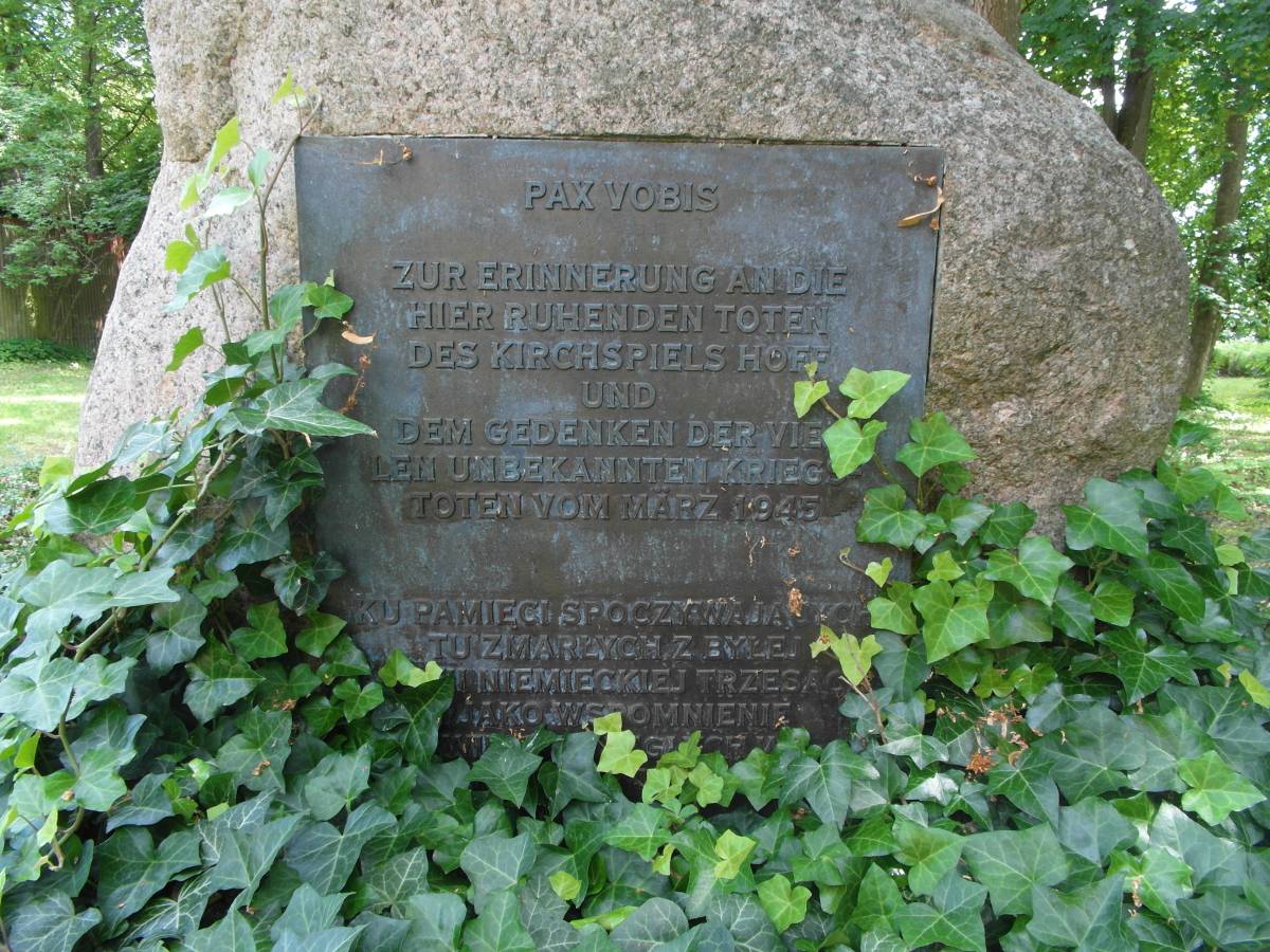Tablica pamięci zmarłych byłej parafii niemieckiej w Trzęsaczu - sam 4110