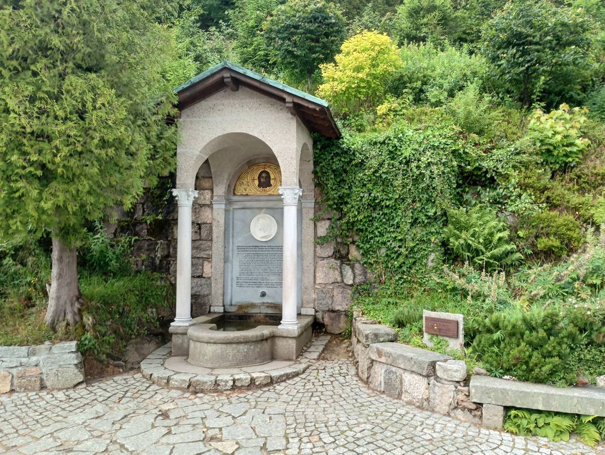 Pomnik Fryderyki von Reden w Karpaczu - pomnik fryderyki von reden w karpaczu 2