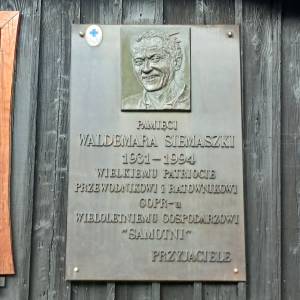 Tablica pamięci Waldemara Siemaszki - tablica pamieci waldemara siemaszki w karpaczu 5