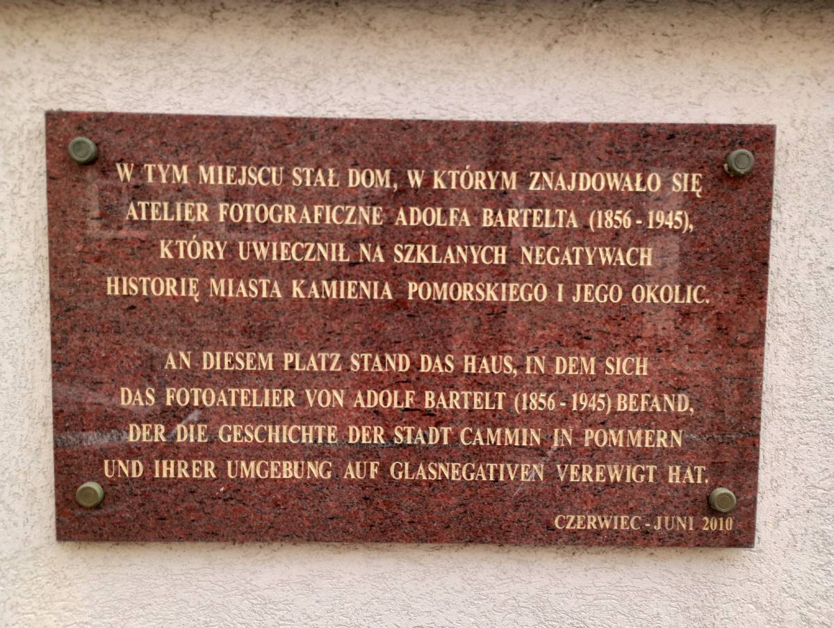 Tablica upamiętniająca Adolfa Bartelta w Kamieniu Pomorskim - tablica upamietniajaca adolfa bartelta w kamieniu pomorskim 4