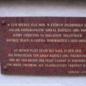 Tablica upamiętniająca Adolfa Bartelta w Kamieniu Pomorskim - tablica pamiatkowa adolfa bartelta