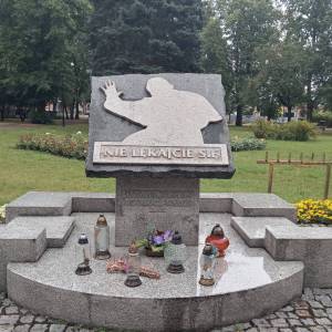 Pomnik tablica ku czci Jana Pawła II w Inowrocławiu - pomnik tablica ku czci jana pawla ii w inowroclawiu1