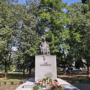 Pomnik Jana Kasprowicza w Inowrocławiu - pomnik jana kasprowicza w inowroclawiu2