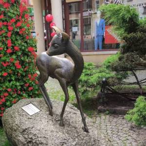 Rzeźba Jelonka w Jeleniej Górze - rzezba jelonka w jeleniej gorze 1
