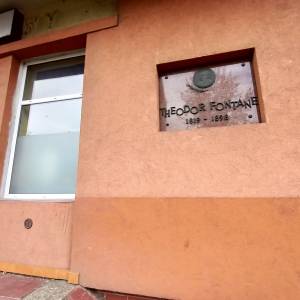 Tablica upamiętniajaca Theodora Fontane w Świnoujściu - tablica upamietniajaca theodora fontane w swinoujsciu 4