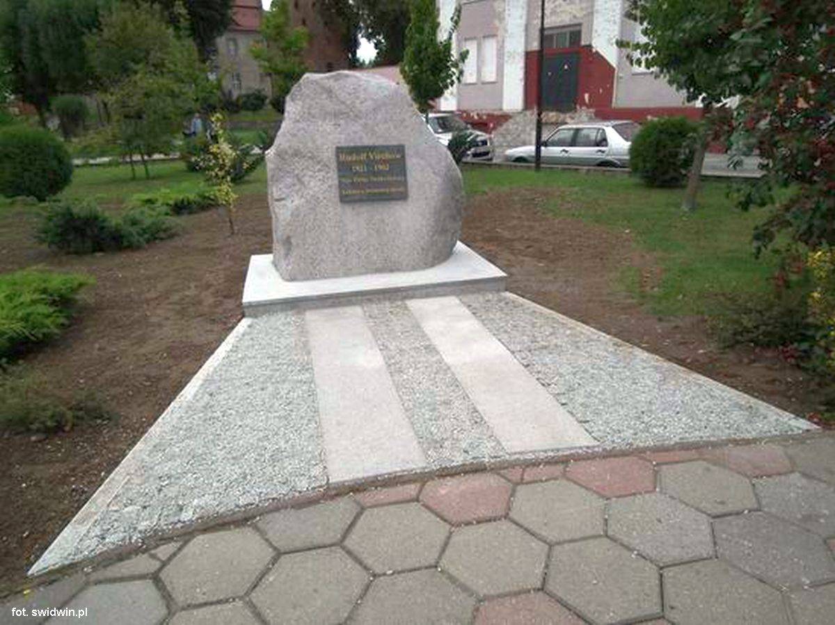 Pomnik Rudolfa Virchowa w Świdwinie - pomnik rudolfa virchowa w swidwinie 3