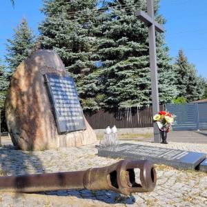 Pomnik Żołnierzy AK Grupy „Kampinos” - pomnik zolnierzy ak grupy kampinos 1