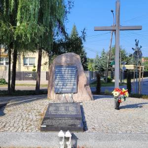 Pomnik Żołnierzy AK Grupy „Kampinos” - pomnik zolnierzy ak grupy kampinos 3