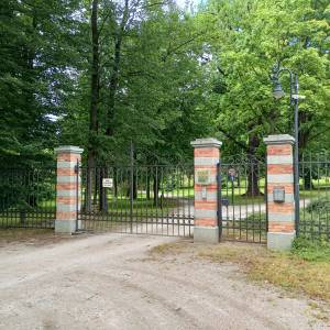 Pałac Dębowy w Karpnikach - brama do palacu debowego w karpnikach