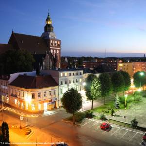 Stare Miasto w Gryficach - gryfice plac zwyciestwa wieczorem 2008 07 b