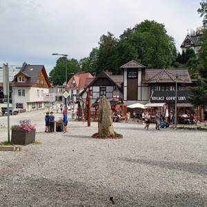 Skwer Radiowej Trójki w Szklarskiej Porębie - skwer radiowej trojki w szklarskiej porebie