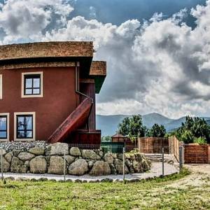 Chatka na głowie w Miłkowie - chatka na glowie w milkowie 1