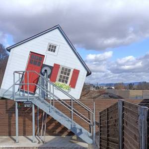 Chatka na głowie w Miłkowie - chatka na glowie w milkowie 2