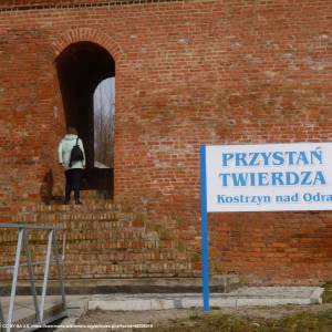 Stare Miasto w Kostrzynie nad Odrą - bootsanleger festung kustrin hinweisschild 2018