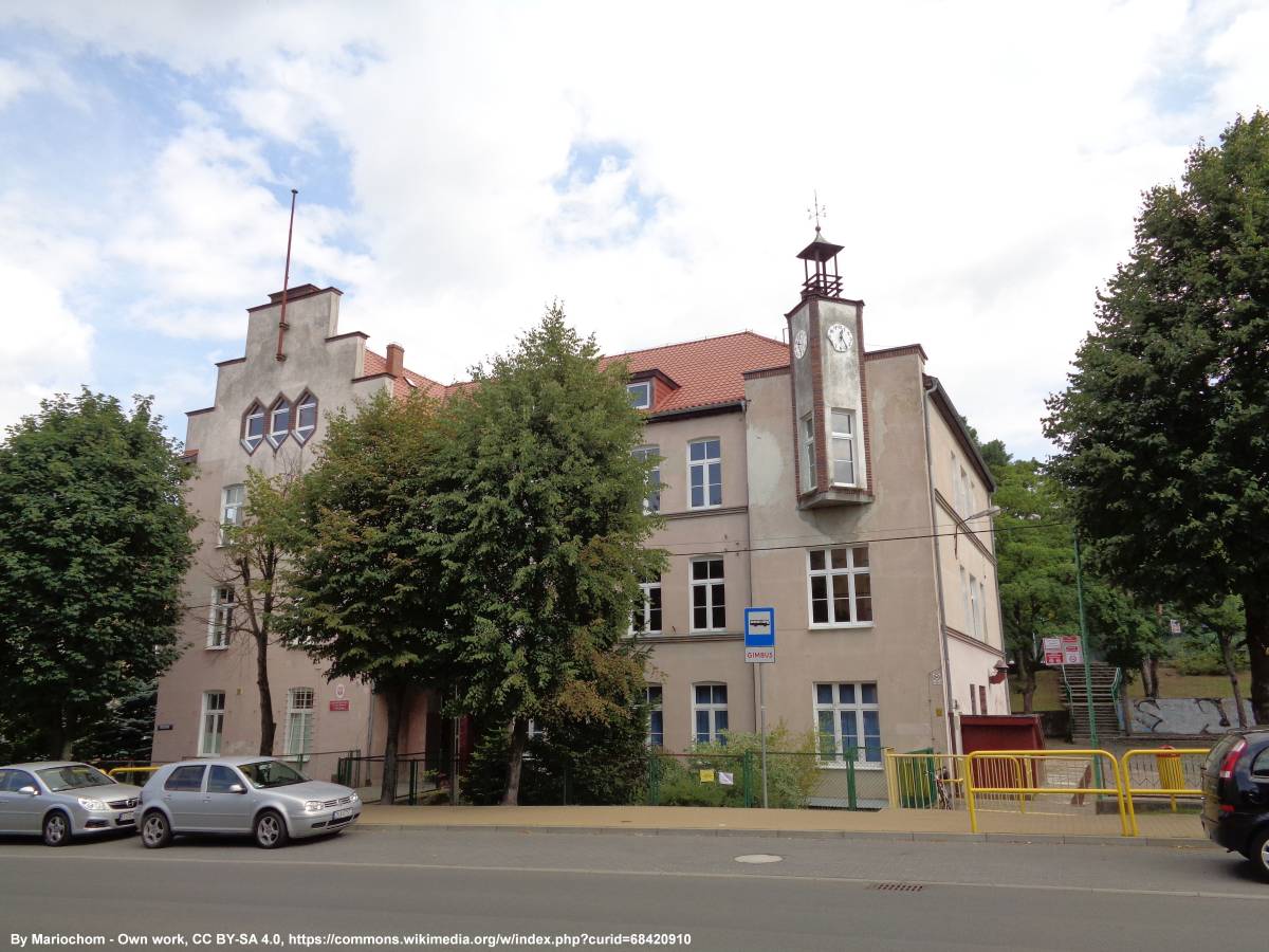 Budynek szkoły z zegarem w Międzyzdrojach - budynek szkoly z zegarem w miedzyzdrojach
