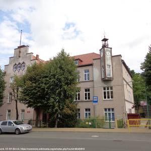 Budynek szkoły z zegarem w Międzyzdrojach - budynek szkoly z zegarem w miedzyzdrojach