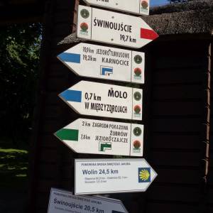 Muzeum Przyrodnicze Wolińskiego Parku Narodowego w Międzyzdrojach - miedzyzdroje sign with directions and distance to tourism atractions