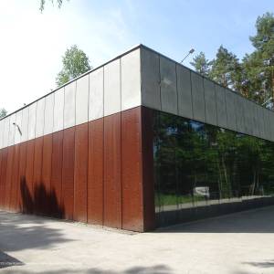 Muzeum - Miejsce Pamięci Palmiry - palmiry muzeum widok z zewnatrz