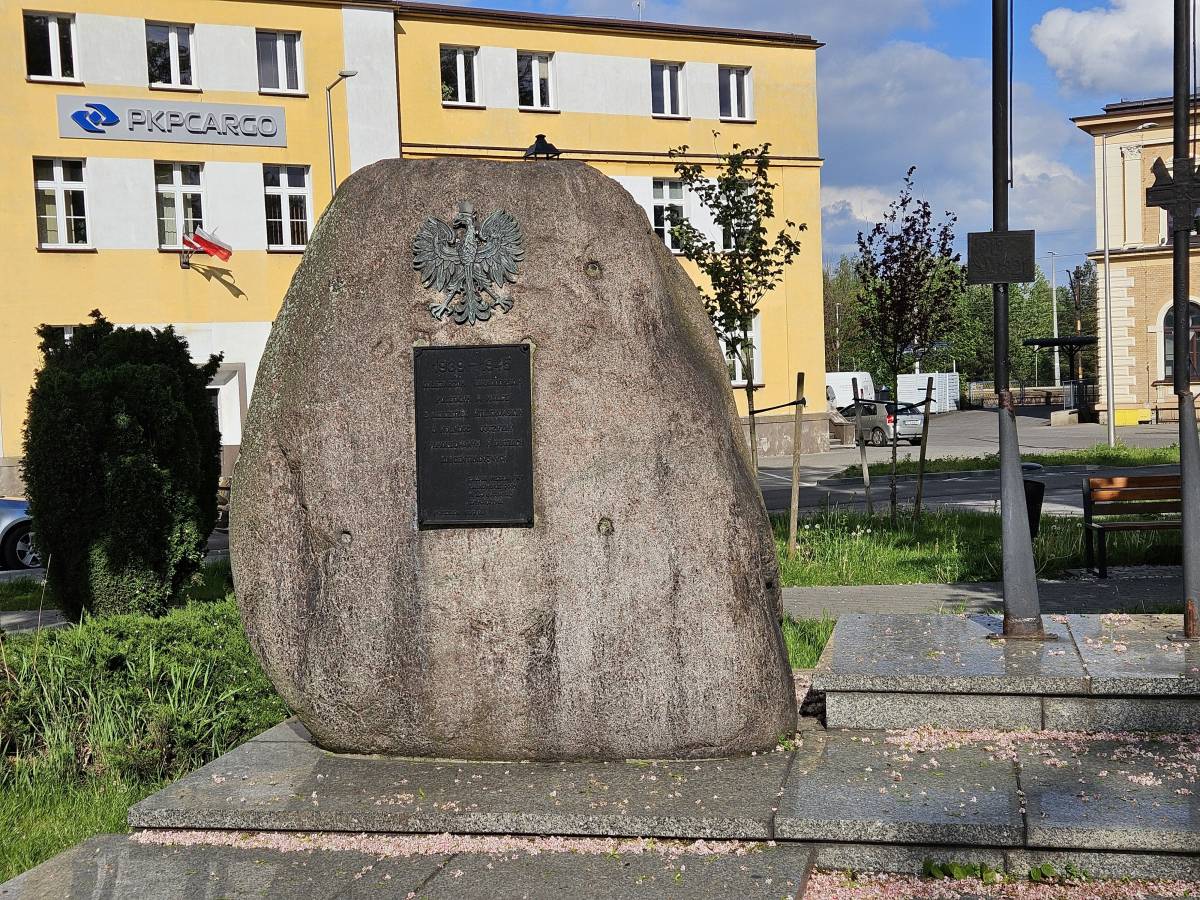 Głaz z tablicą ku czci tarnogórskich kolejarzy - glaz z tablica ku czci tarnogorskich kolejarzy 2026 05 12 4
