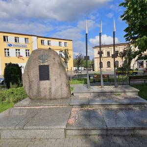 Głaz z tablicą ku czci tarnogórskich kolejarzy - glaz z tablica ku czci tarnogorskich kolejarzy 2026 05 12 3