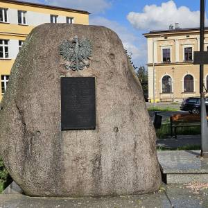 Głaz z tablicą ku czci tarnogórskich kolejarzy - glaz z tablica ku czci tarnogorskich kolejarzy 2026 05 12 5