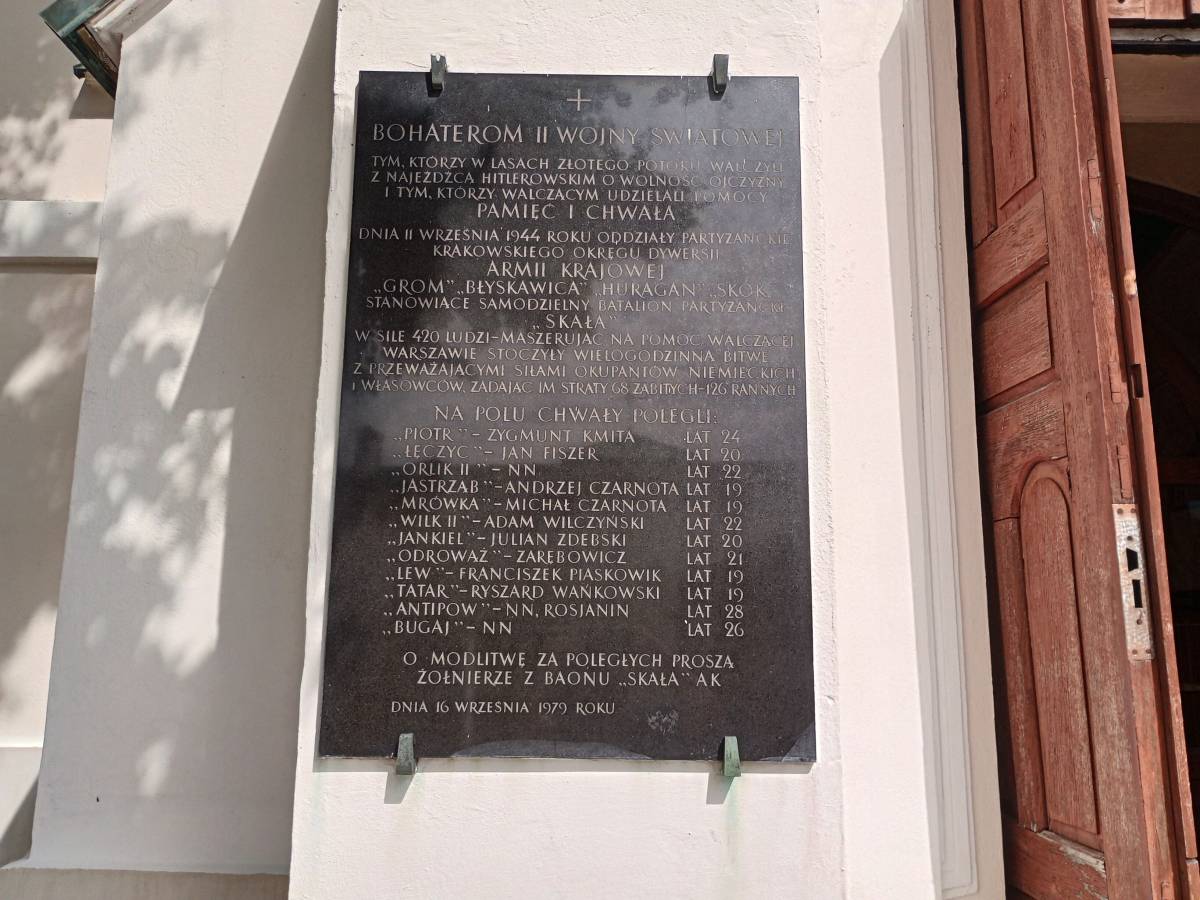 Tablica upamiętniająca bohaterów walczących w II wojnie światowej w Złotym Potoku - tablica upamietniajaca bohaterow walczacych w ii wojnie swiatowej w zlotym potoku 3
