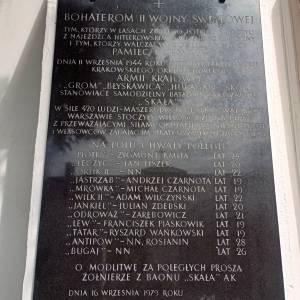 Tablica upamiętniająca bohaterów walczących w II wojnie światowej w Złotym Potoku - tablica upamietniajaca bohaterow walczacych w ii wojnie swiatowej w zlotym potoku 4