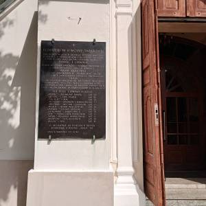 Tablica upamiętniająca bohaterów walczących w II wojnie światowej w Złotym Potoku - tablica upamietniajaca bohaterow walczacych w ii wojnie swiatowej w zlotym potoku 8